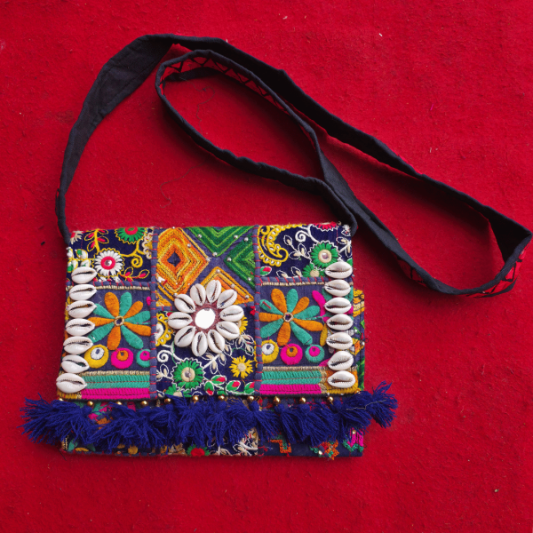 rangmanch-patchwork-shell-embroidered-clutch-bag-2320364.png rangmanch-patchwork-shell-embroidered-clutch-bag-2320364.png